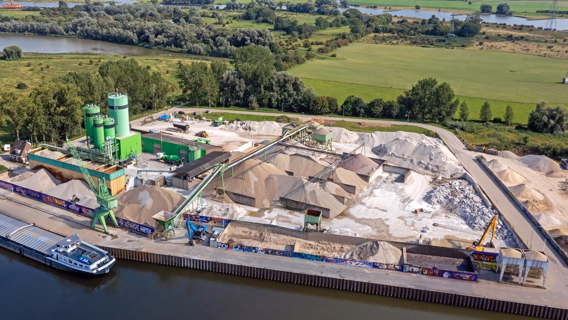 Luchtfoto van een fabriek voor zandwinning vlakbij Wageningen