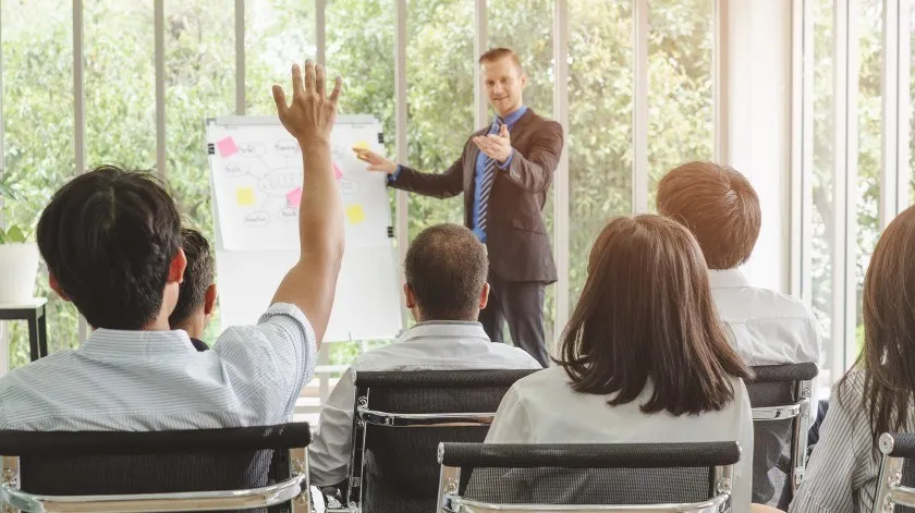 Publiek heeft een vraag tijdens een cursus