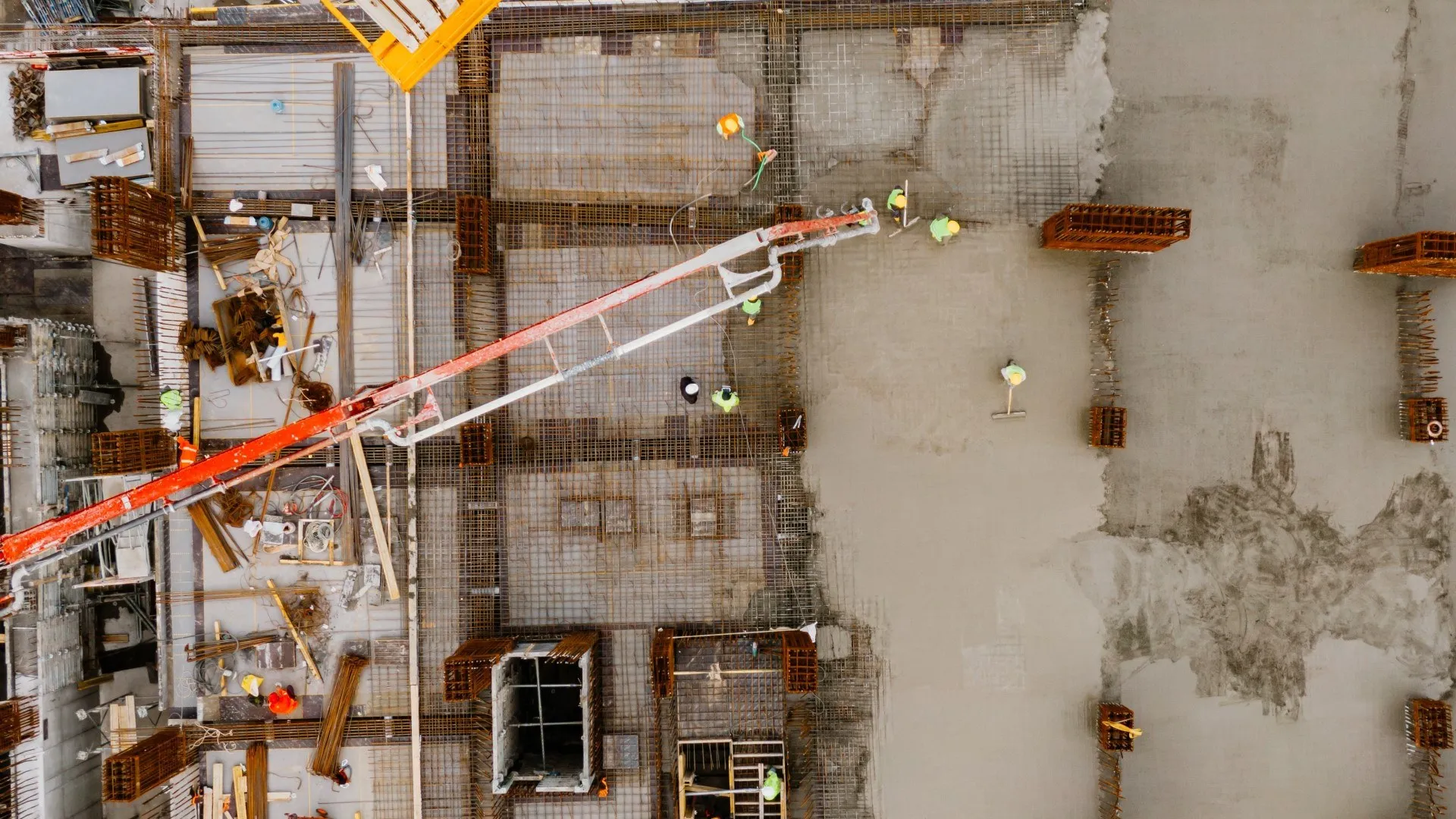 Bovenaanzicht van een betonstort