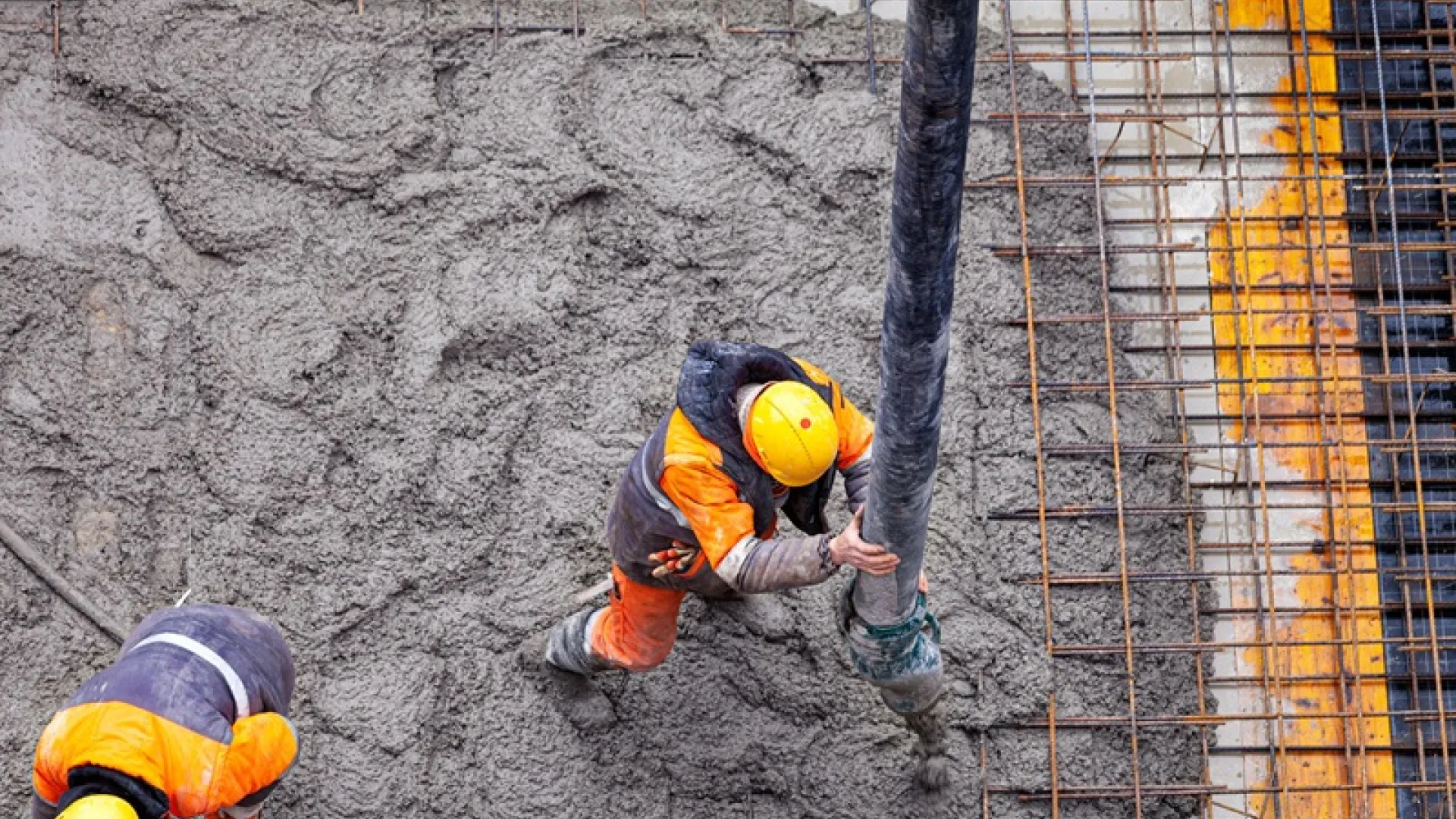 Beton gieten op de luchtfoto van de bouwplaats