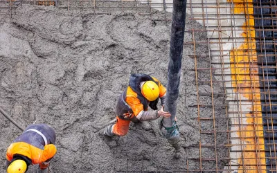 Beton gieten op de luchtfoto van de bouwplaats