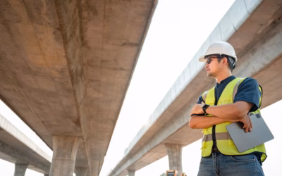 Aziatische mannelijke ingenieur die werkt bij het plannen van een bouwproject Ingenieur die toezicht houdt op de bouw van een betonnen brug op een bouwplaats