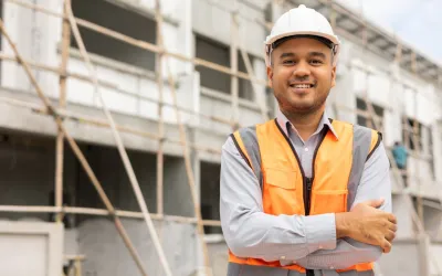 zelfverzekerde ingenieur knappe man staande armen