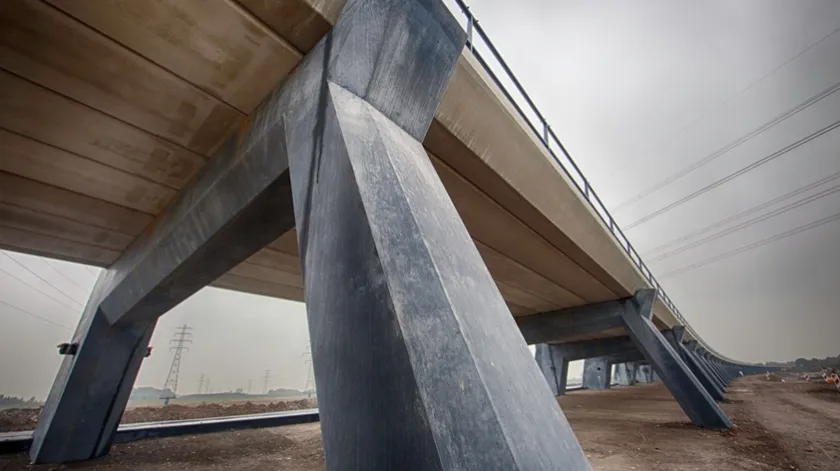 betonnen brug in aanbouw bij project Ruimte voor de rivier