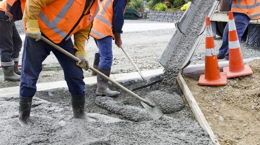 groep bouwers die samenwerken betonstorten