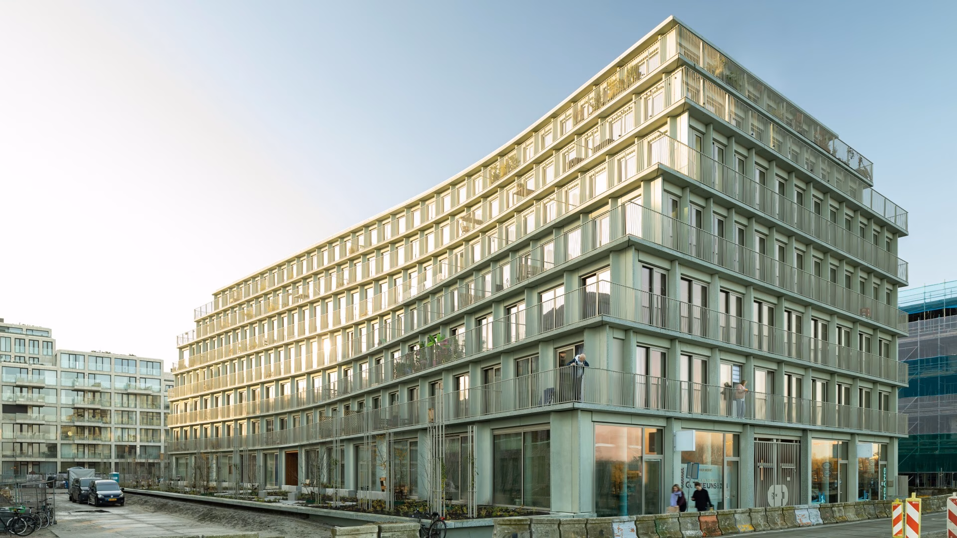 Appartementencomplex De Jakoba, ontworpen door Studio Nine Dots, biedt sociale huurwoningen in de Amsterdamse wijk Overhoeks.