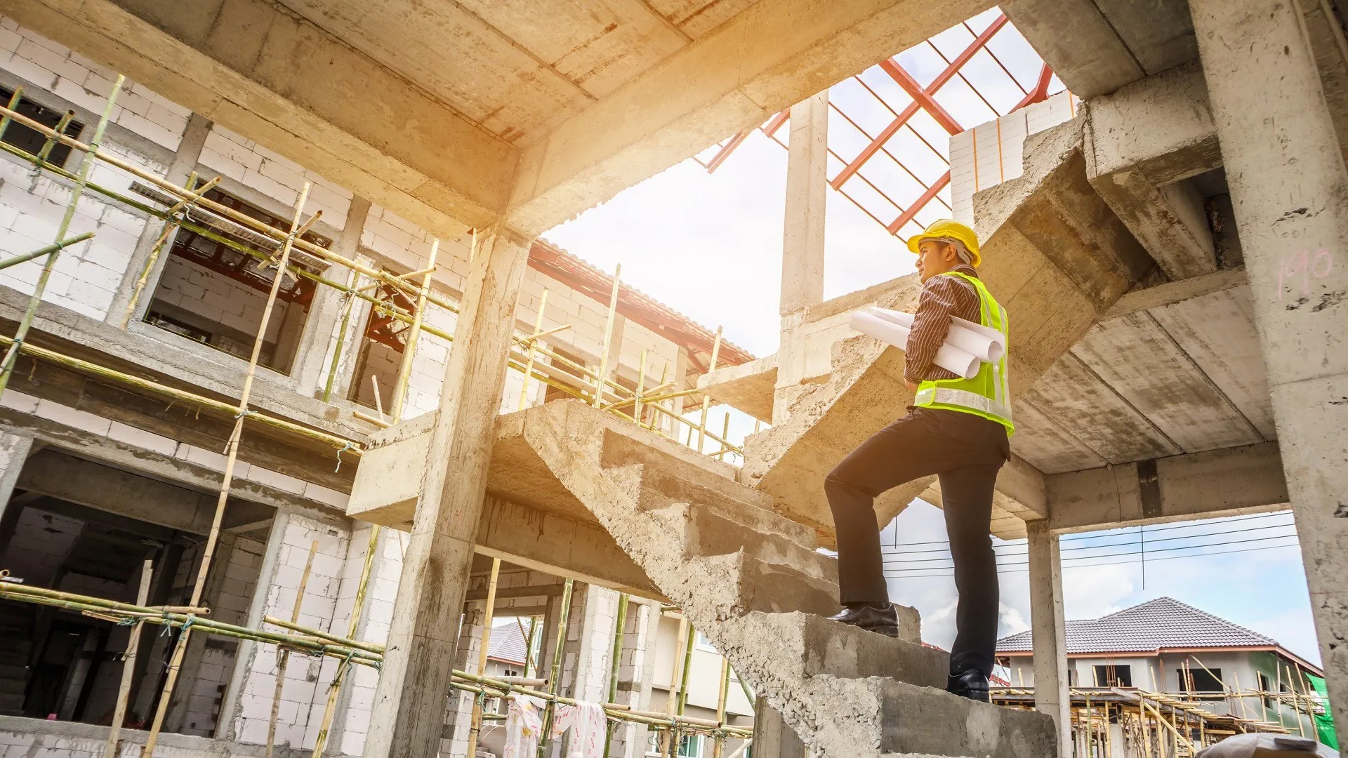 Jonge professionele ingenieur met helm inspecteert schade op een betonnen trap