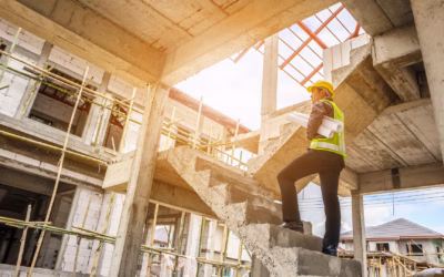 Jonge professionele ingenieur met helm inspecteert schade op een betonnen trap