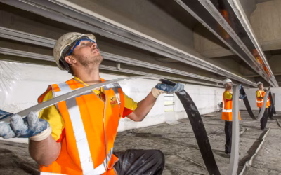 Medewerkers met helm en hesje brengen titaniumstrips aan voor kathodische bescherming