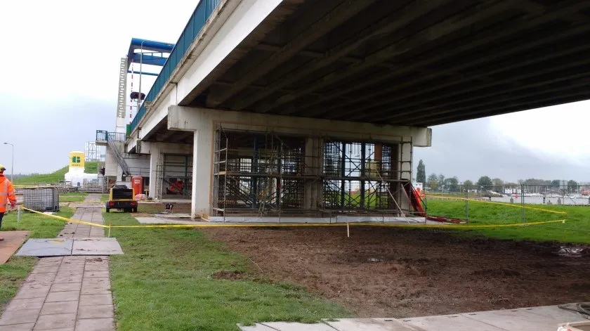 Een viaduct waar kathodische bescherming op aangebracht gaat worden