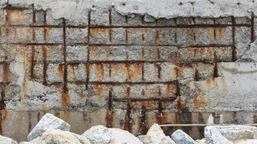 Corrosie (roest) van staal in beschadigd gewapend beton