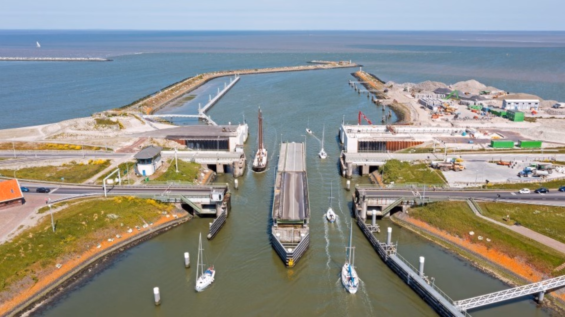 Een luchtfoto van de sluizen van Kornwederwand bij de Afsluitdijk
