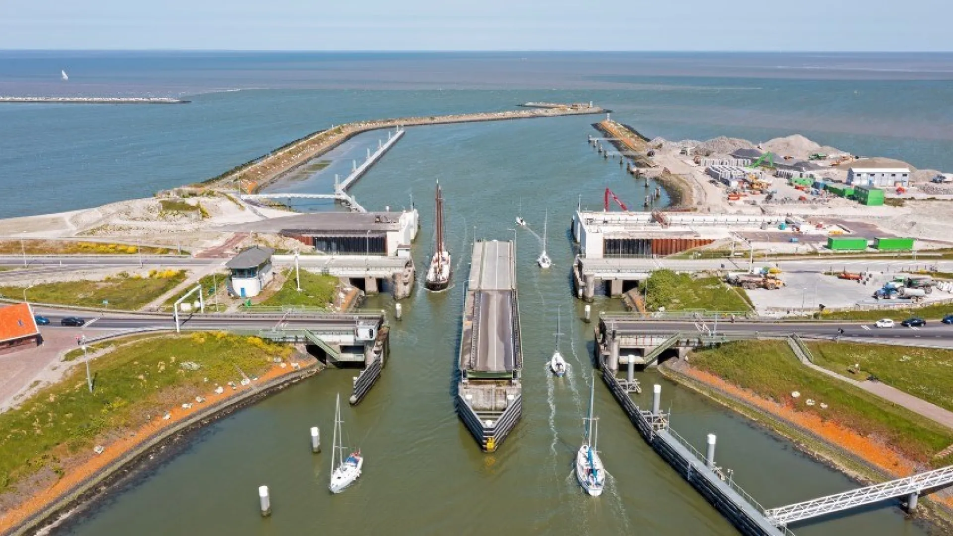 Een luchtfoto van de sluizen van Kornwederwand bij de Afsluitdijk