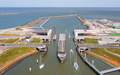 Een luchtfoto van de sluizen van Kornwederwand bij de Afsluitdijk