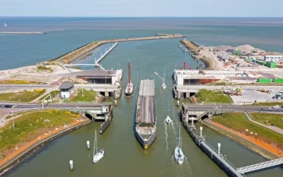 Een luchtfoto van de sluizen van Kornwederwand bij de Afsluitdijk