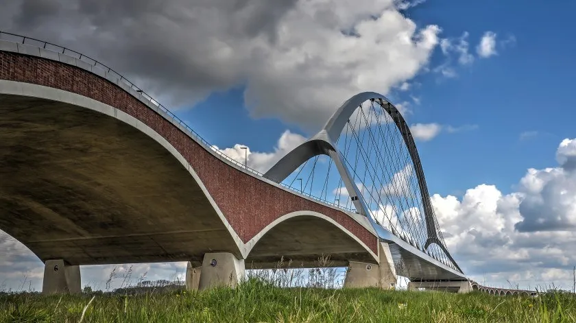 De Oversteek brug in Nijmegen is een combinatie van beton en staal.