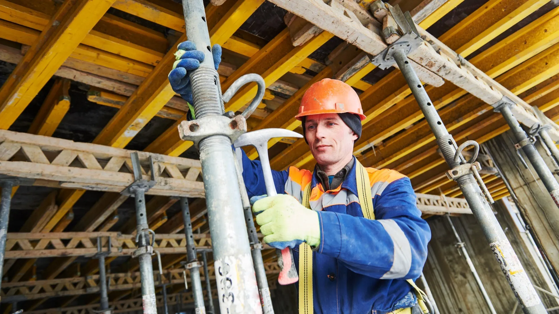 Bouwer die stempel onder betonnen vloer installeert