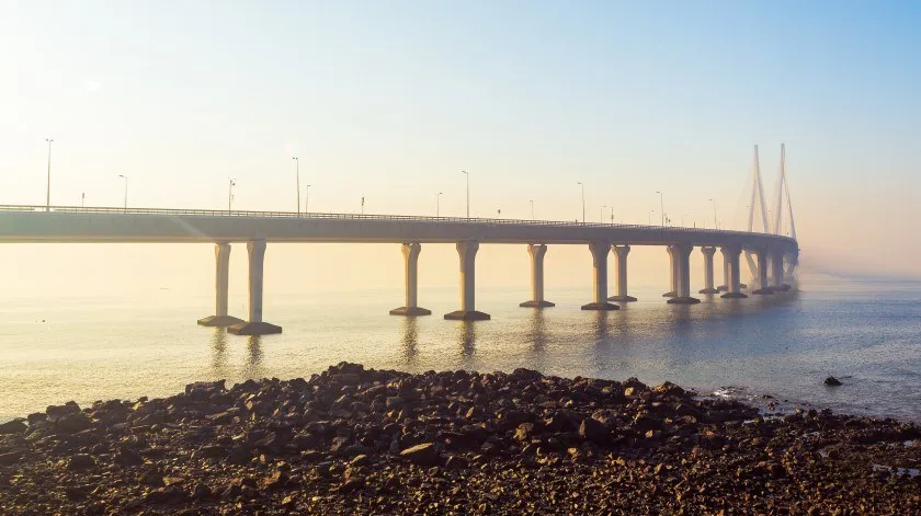 Zonsondergang bij een zeebrug gemaakt van voorgespannen beton