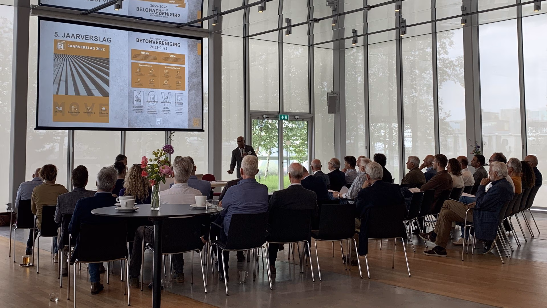leden luisteren naar lezing tijdens jaarvergadering van Betonvereniging