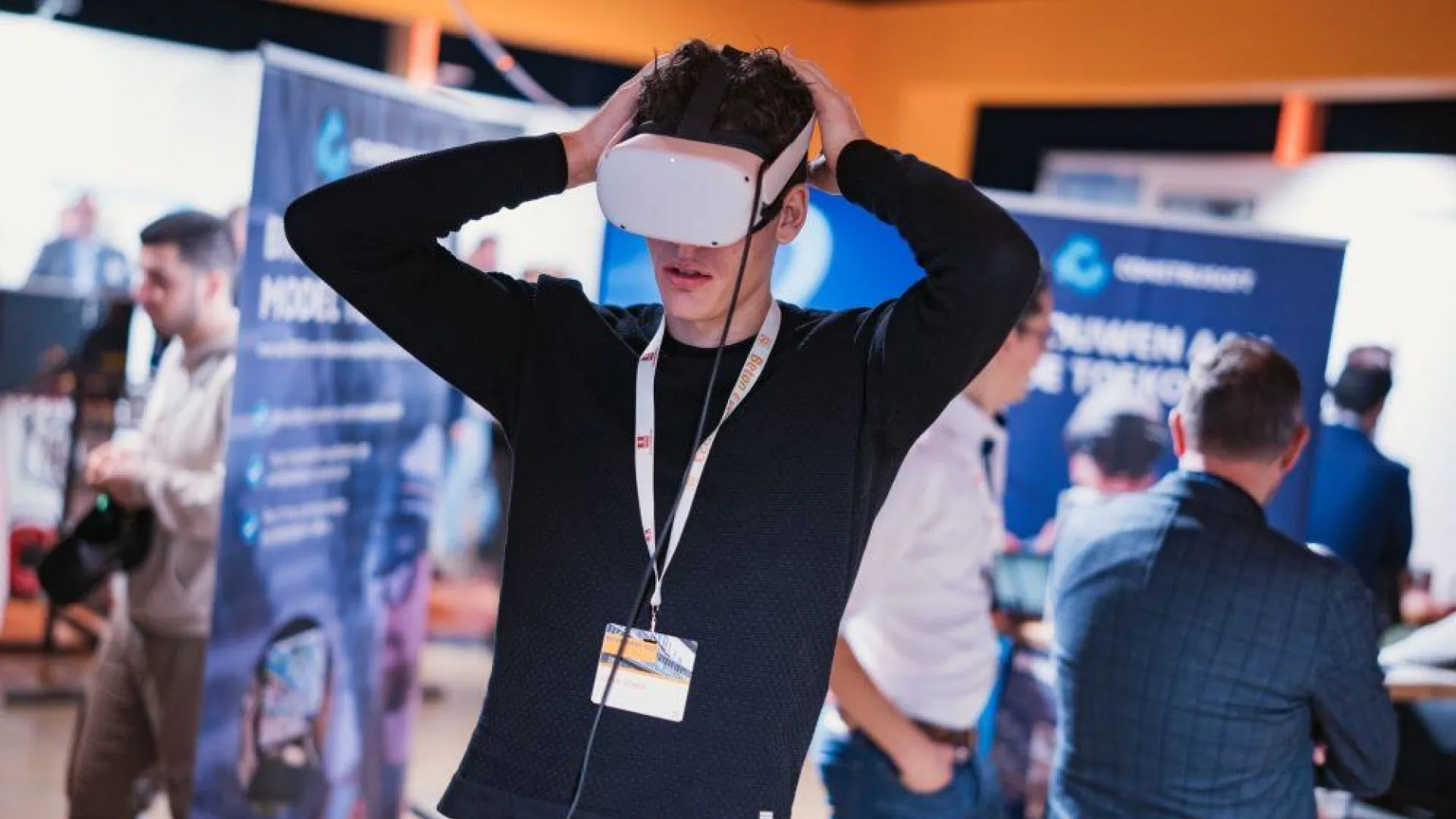 student die VR-bril probeert op Beton Experience