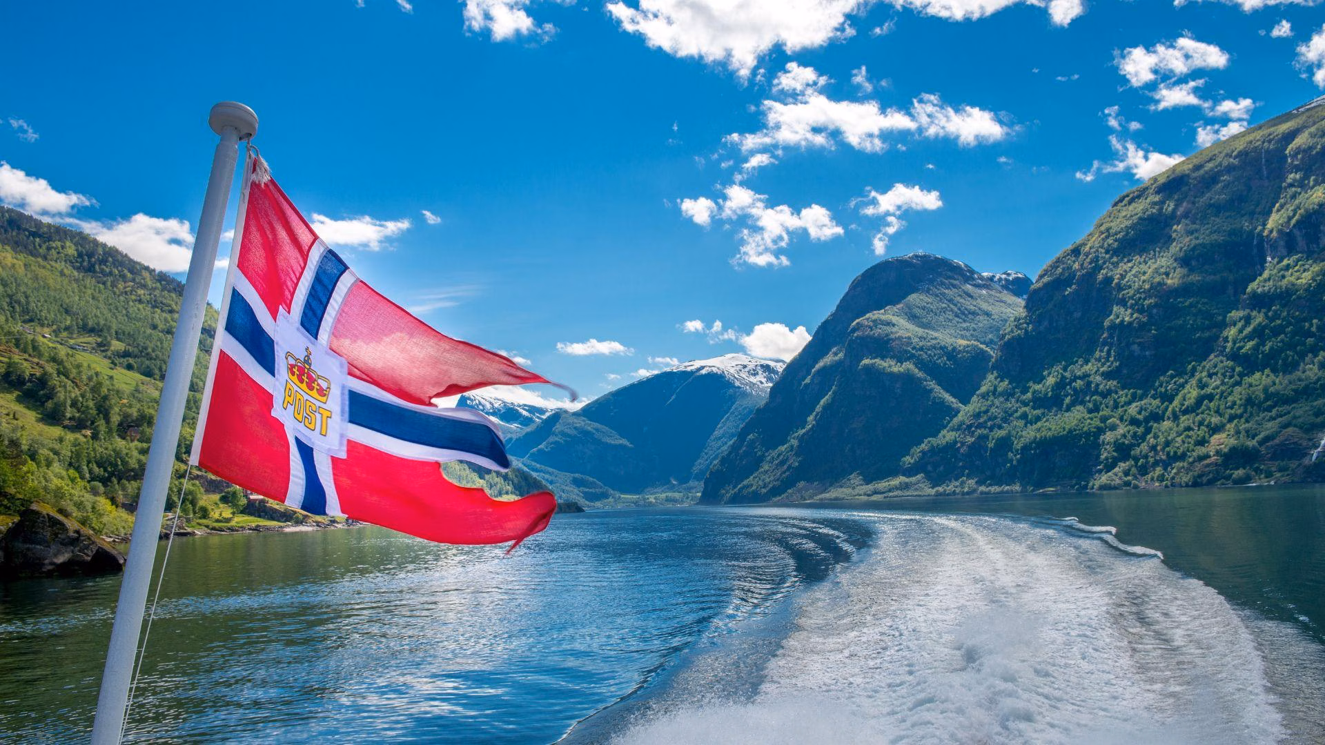 Vlag achterop bootje in de Fjorden van Noorwegen.