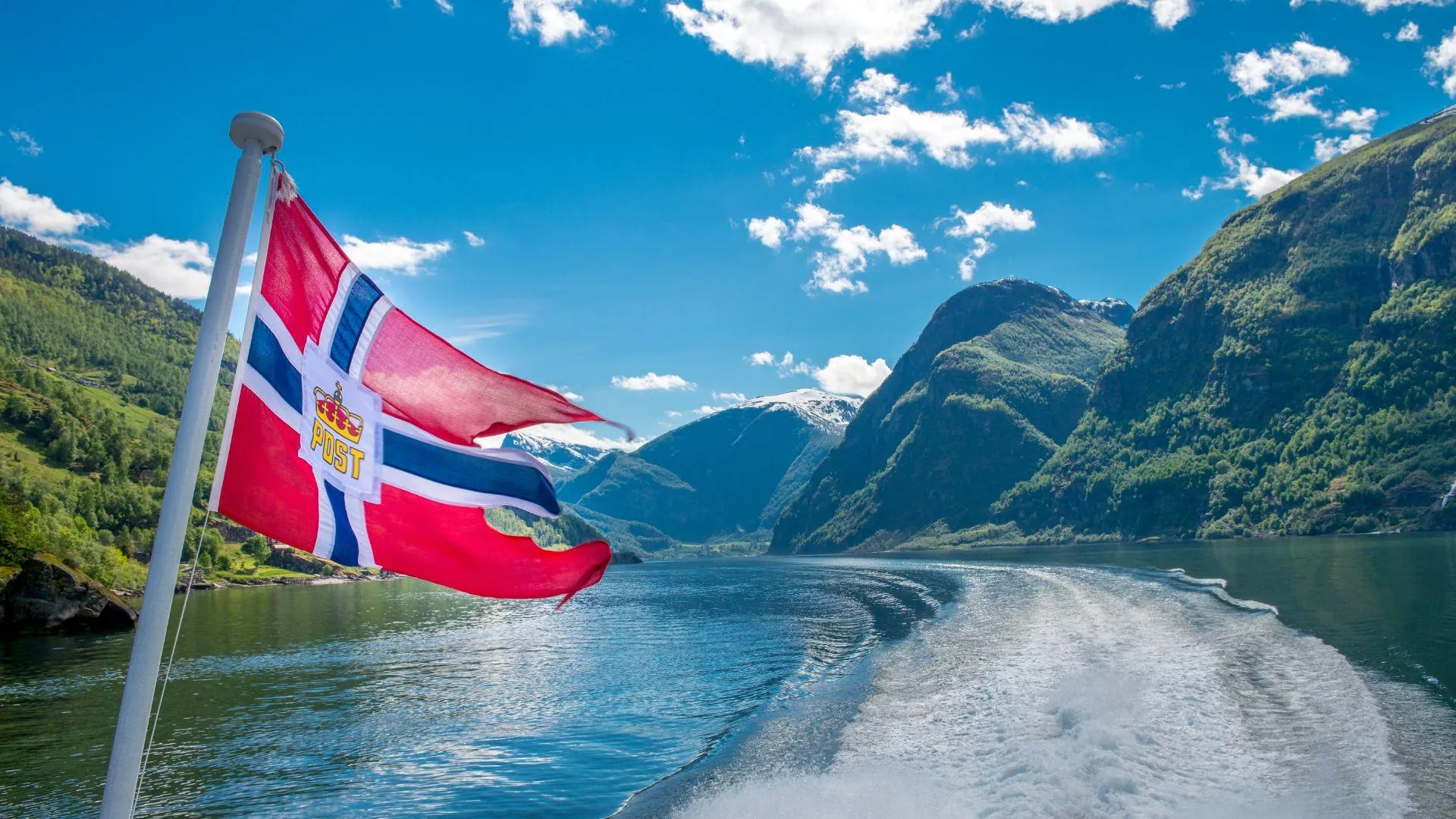 Vlag achterop bootje in de Fjorden van Noorwegen.