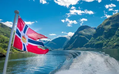Vlag achterop bootje in de Fjorden van Noorwegen.