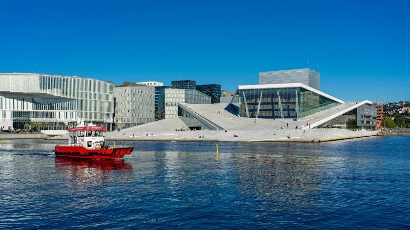 Het Operahuis in Oslo gezien vanaf het water.