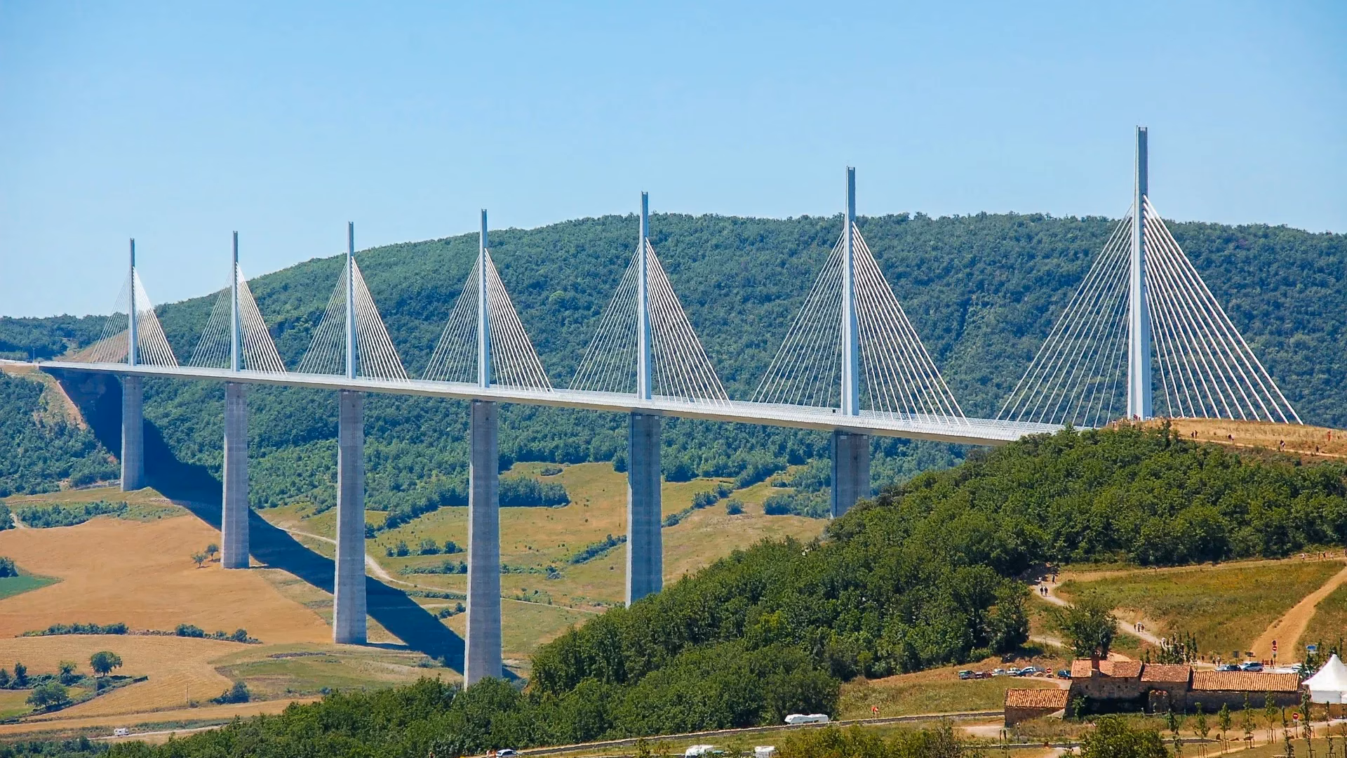 Het viaduct de Millau en Aveyron is een brug met 300 m hoge betonnen pylonen en daaroverheen stalen brugliggers over een groene vallei