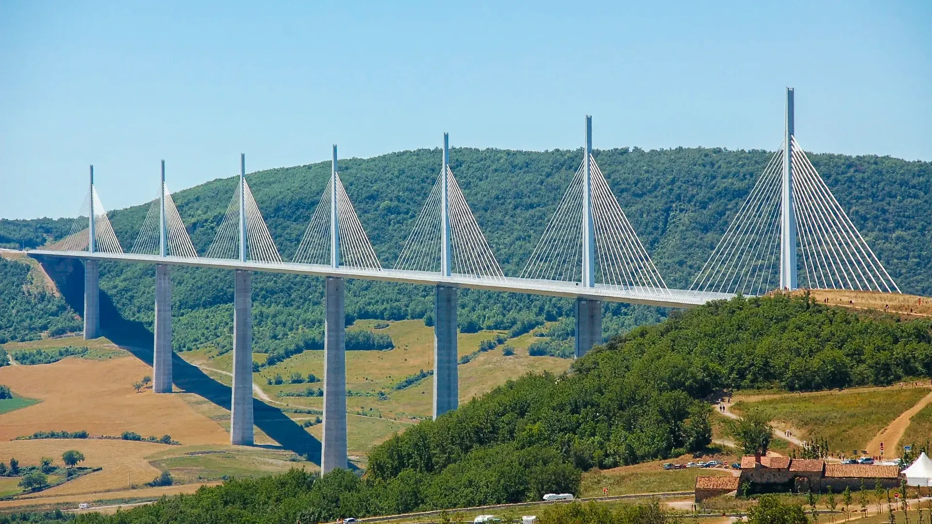Het viaduct de Millau en Aveyron is een brug met 300 m hoge betonnen pylonen en daaroverheen stalen brugliggers over een groene vallei