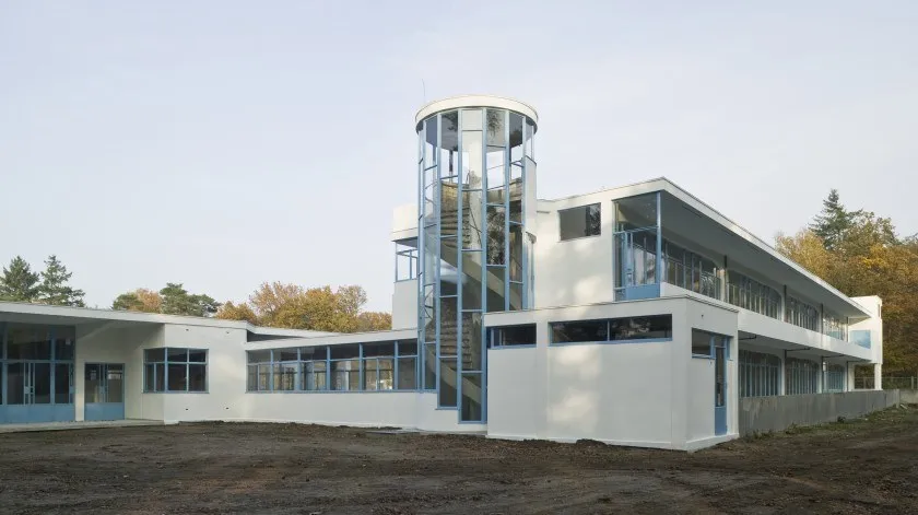 De noordvleugel van Zonnestraal Mr. M. C. Dresselhuyspaviljoen tijdens de restauratie in 2009.