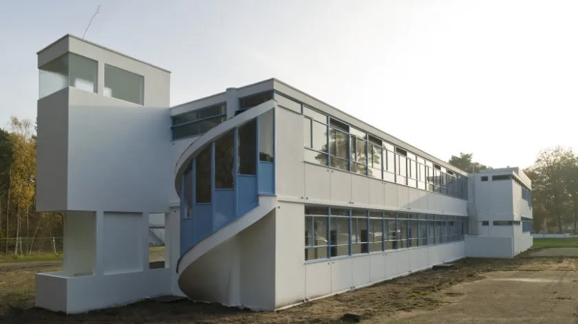 De kop van de zuidvleugel van Zonnestraal Mr. M. C. Dresselhuyspaviljoen tijdens de restauratie in 2009.