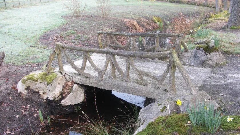 Een cementrustiek bruggetje over een sloot bij Paleis Soestdijk in 2009.