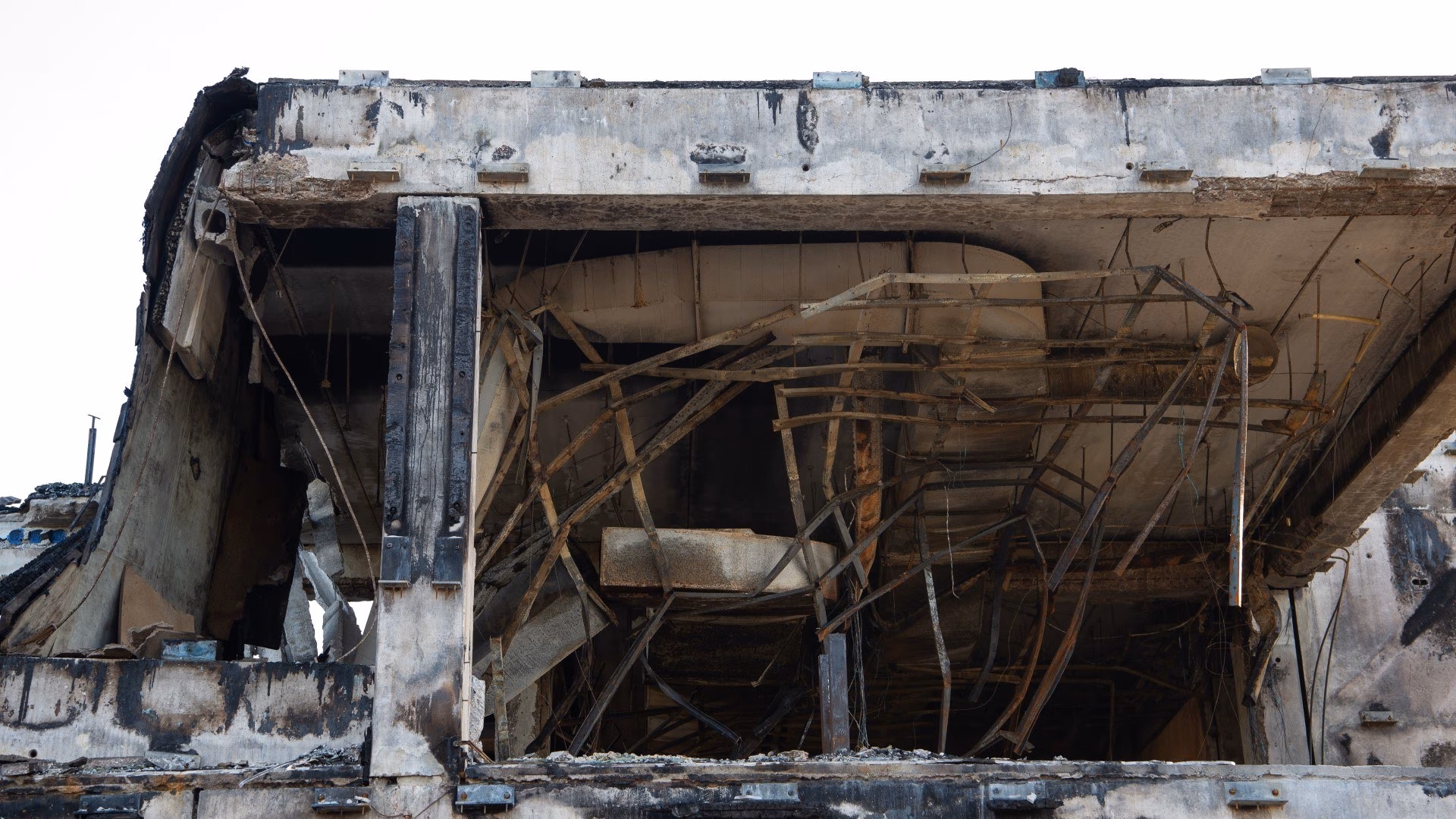 restanten van een betonnen constructie na een brand