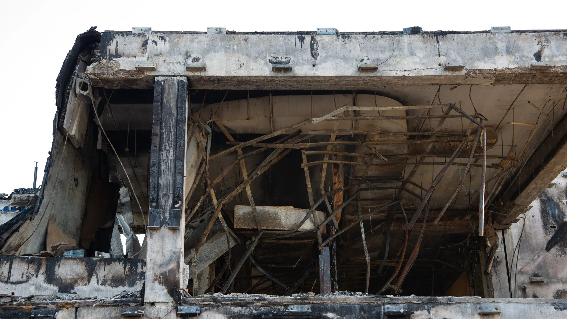 restanten van een betonnen constructie na een brand