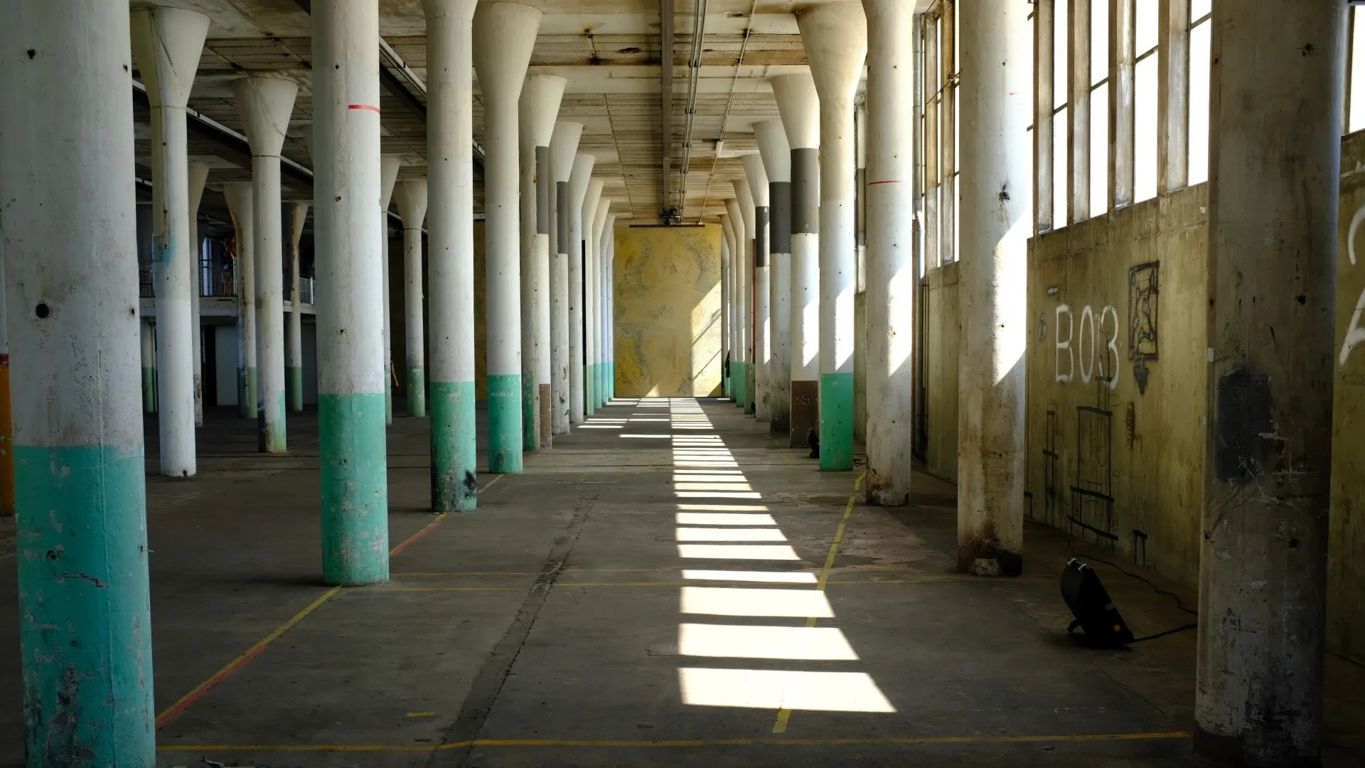 kale betonnen constructie van een industrieel gebouw