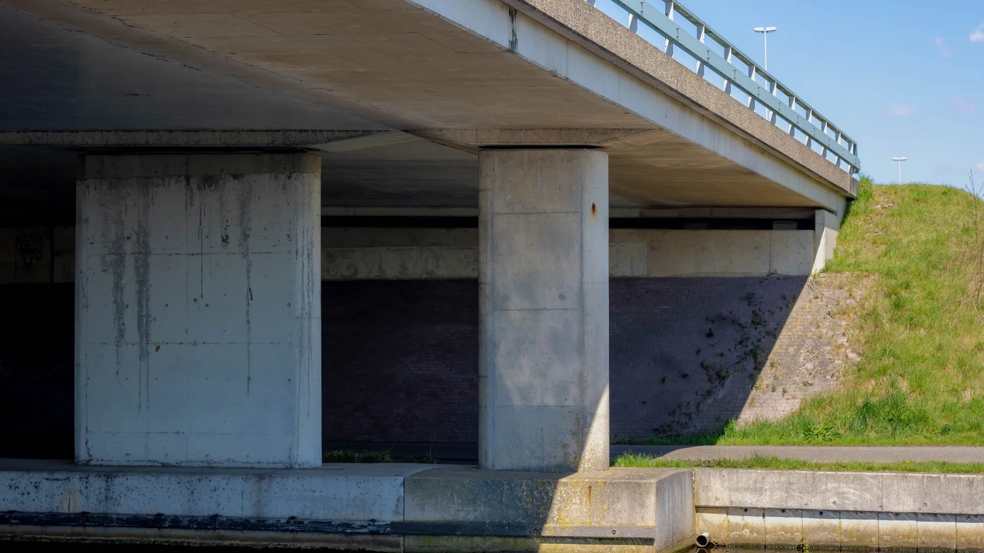 betonnen verkeersbrug over een smal kanaal