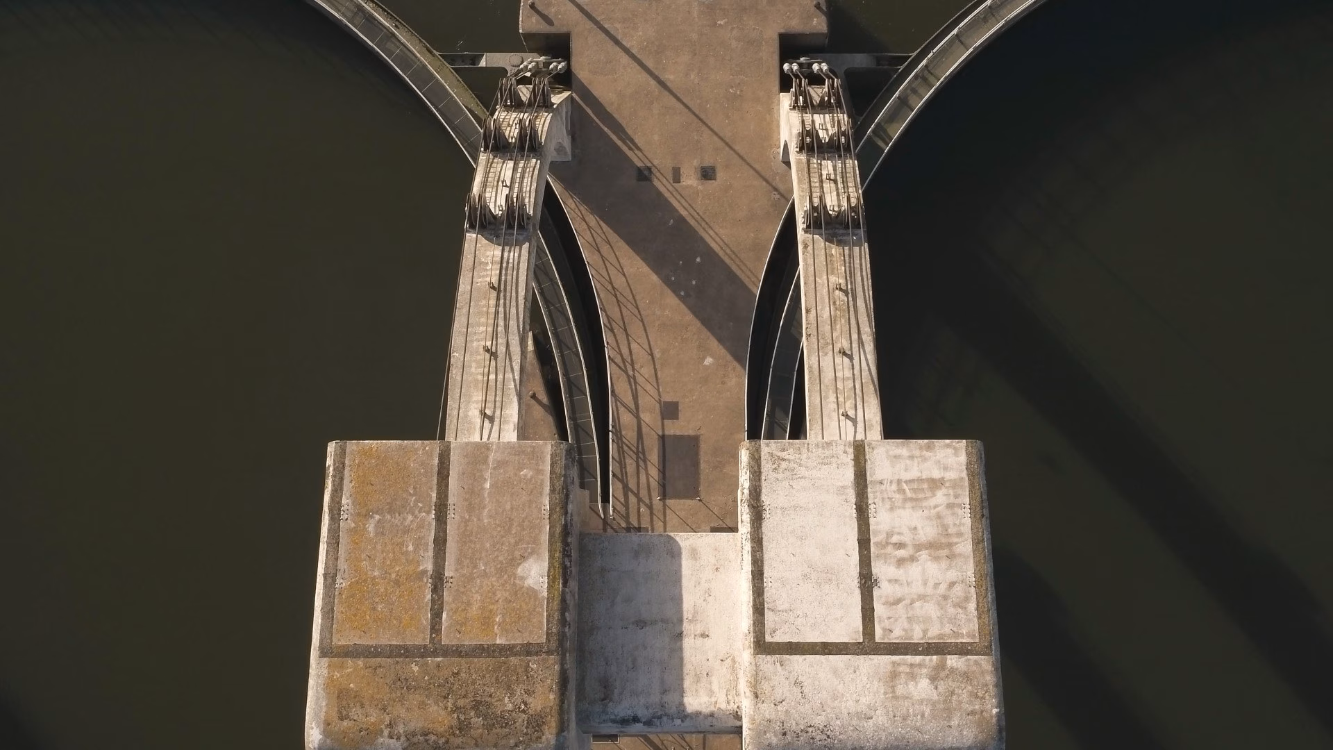 luchtfoto van de stuw in de Lek bij Hagestein