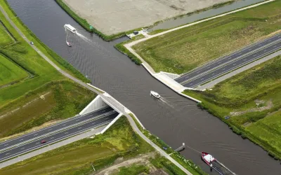 luchtfoto van betonnen aquaduct in de N31 onder een kanaal in Friesland