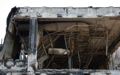 restanten van een betonnen constructie na een brand