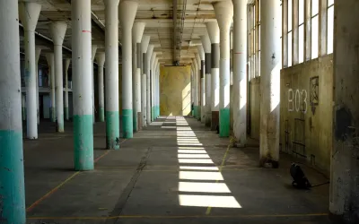 kale betonnen constructie van een industrieel gebouw