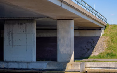betonnen verkeersbrug over een smal kanaal