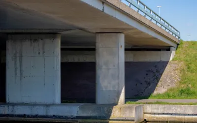 betonnen verkeersbrug over een smal kanaal