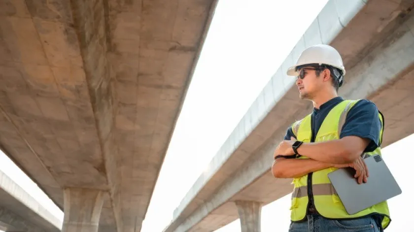 Ingenieur inspecteert een betonnen viaduct