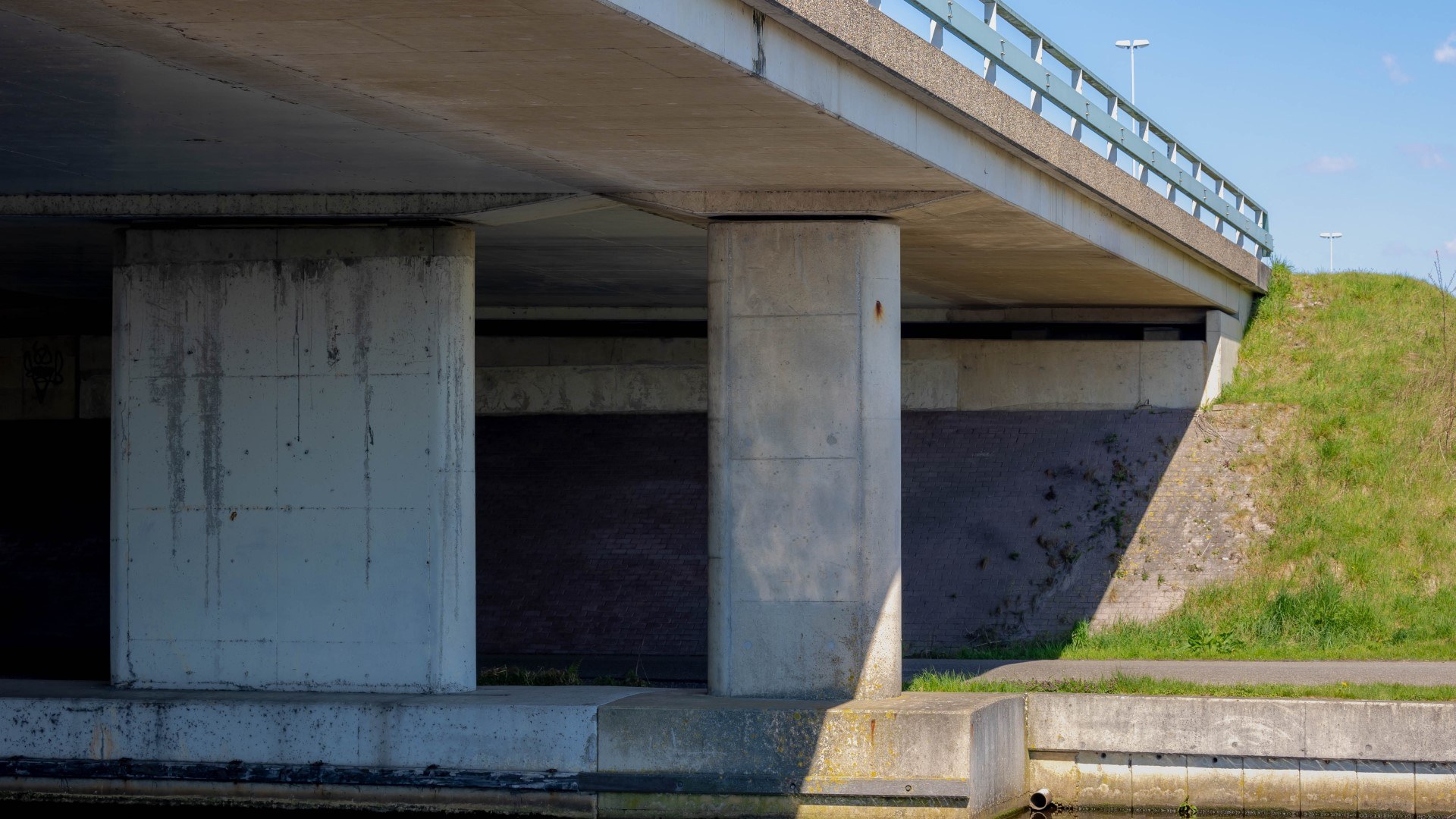 Betonnen pilaar bij een brug