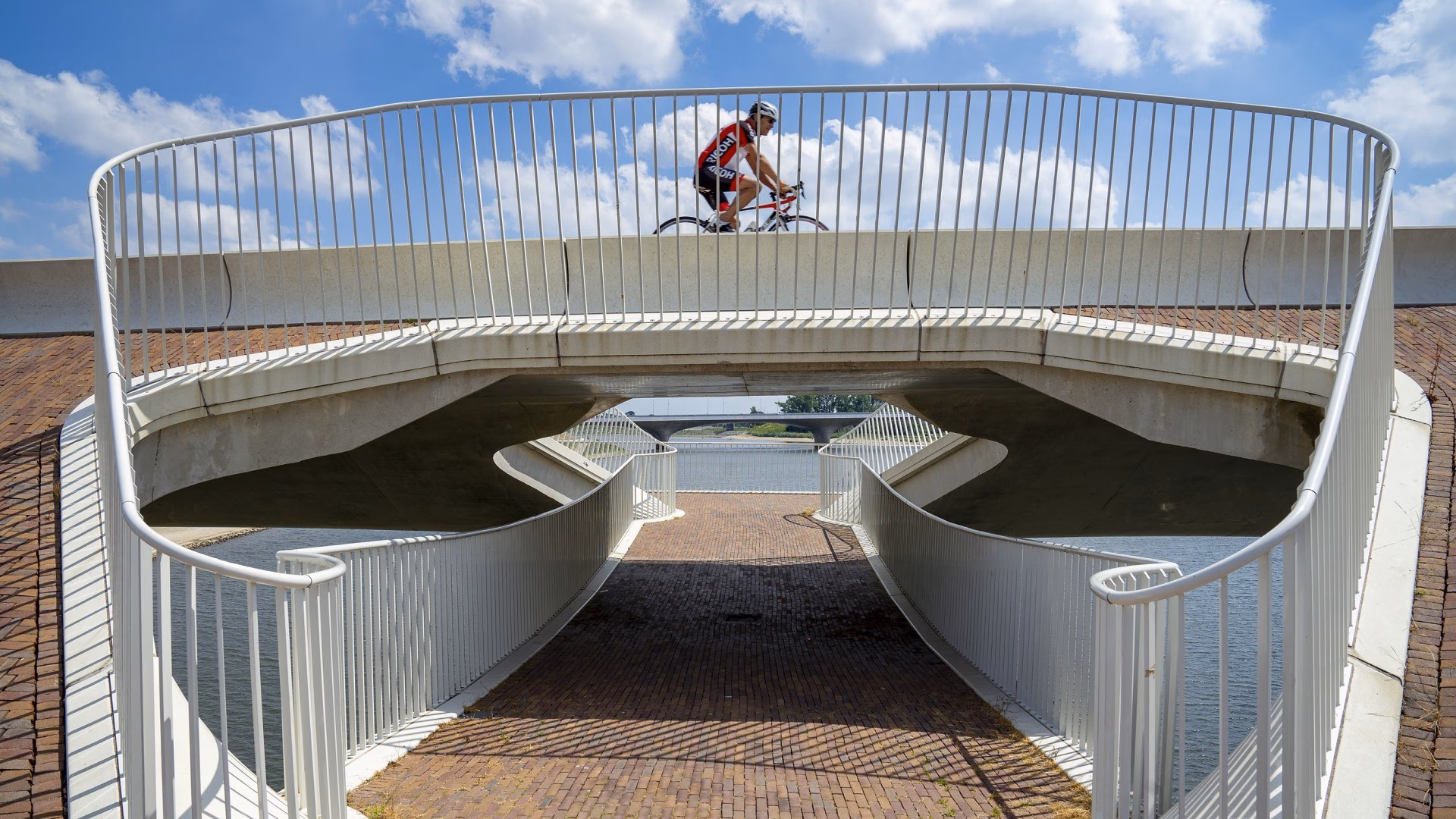 De Lentloper brug met fietser erop