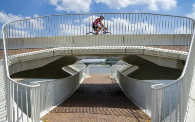 De Lentloper brug met fietser erop