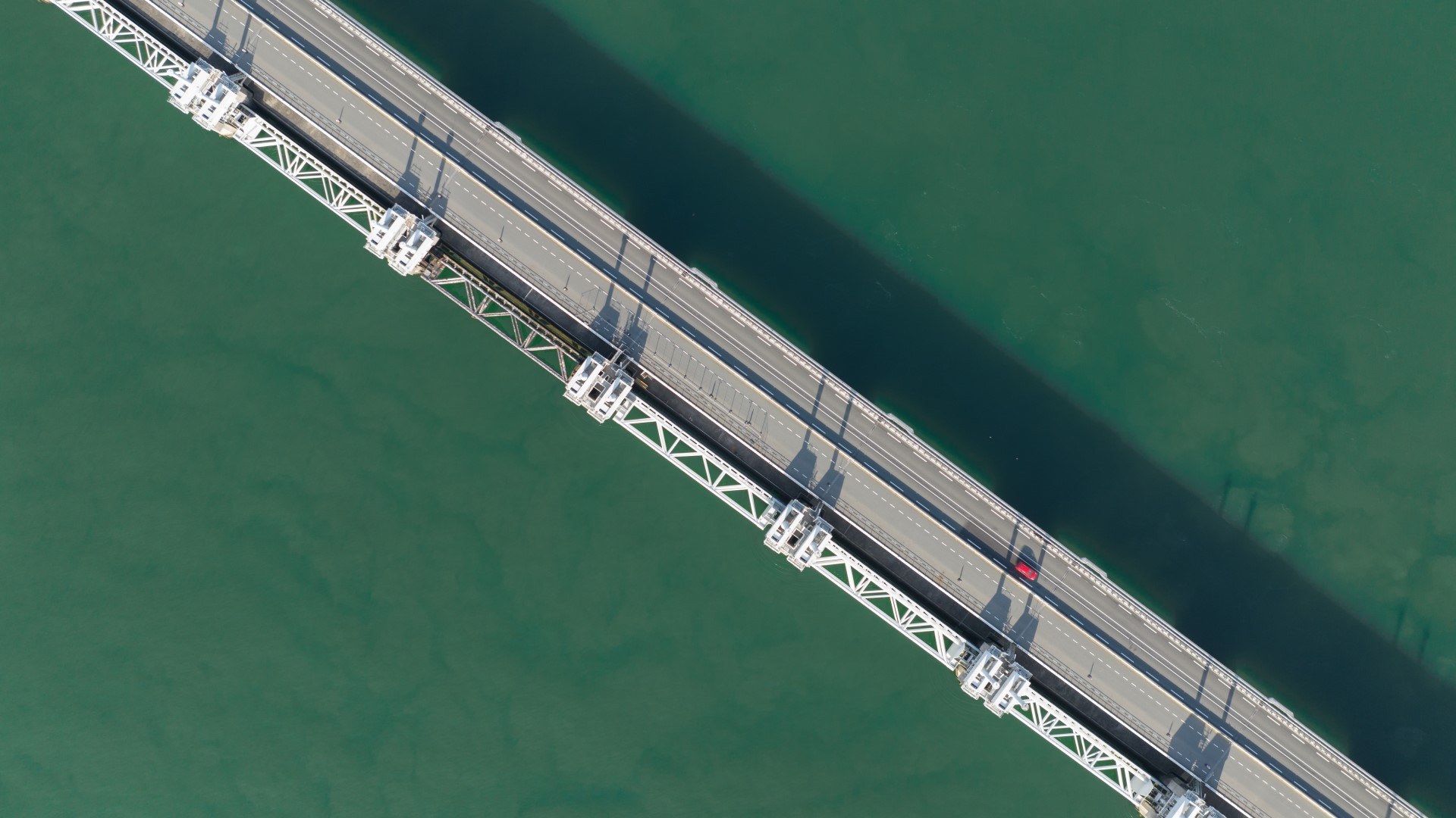 Bovenaanzicht van de Oosterscheldekering, afsluitbare stormvloedkering en weg. Het waterkeringssysteem van de Deltawerken in Zeeland beschermt Nederland tegen de zee.