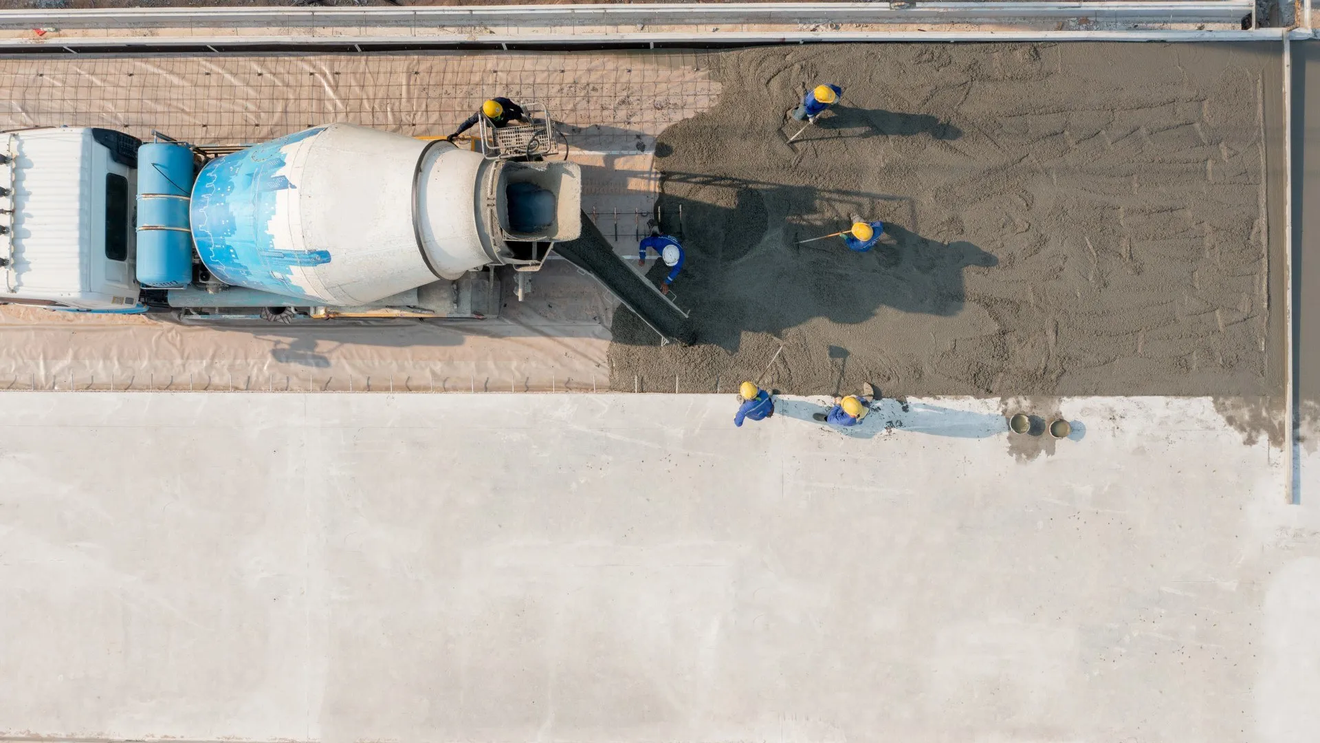 luchtfoto van betonstort voor een wegconstructie
