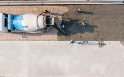 luchtfoto van betonstort voor een wegconstructie